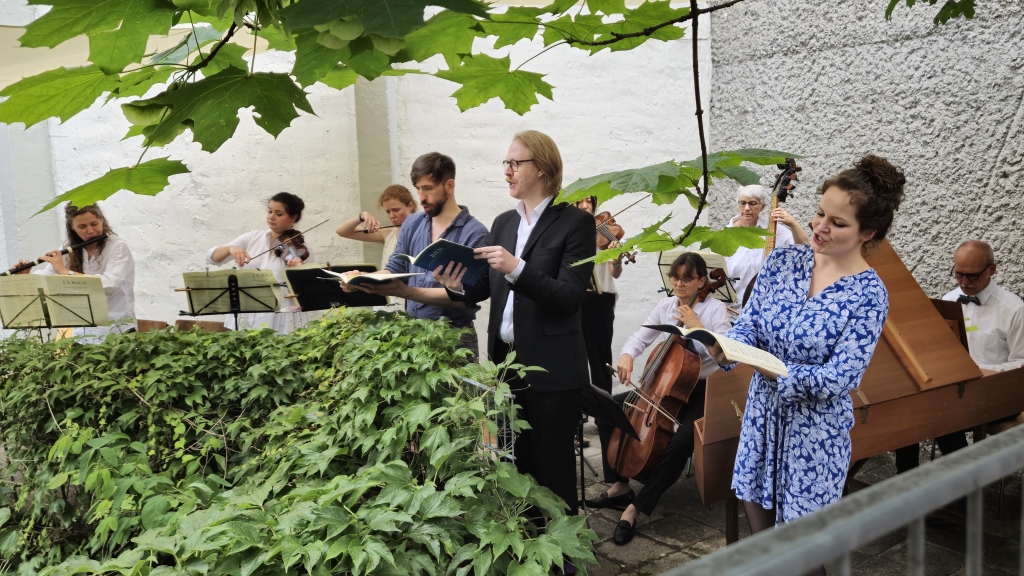 Aufführung der Kaffee-Kantate von J.S. Bach - im Pfarrgarten der Erlösergemeinde Frankfurt-Oberrad